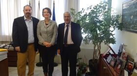 Sorcha Edwards with the President of TEI Athens, Prof. Bratakos and Ass.Prof., Amitsis