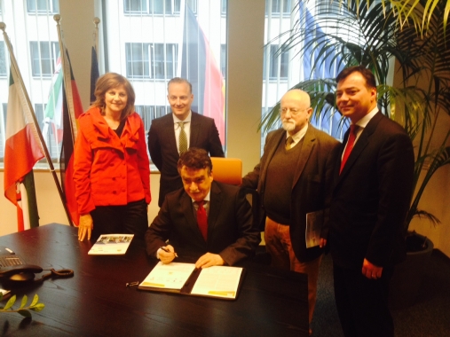 Minister Groschek signs the declaration