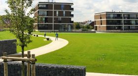 Vlierbeekveld in Leuven, the result of collaboration between VMSW and local social housing companies Dijledal and SWaL, was nominated for a Flemish ‘Public Space Award’
